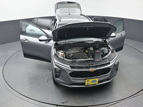 Used 2025 Chevrolet Trax LT FWD image 46