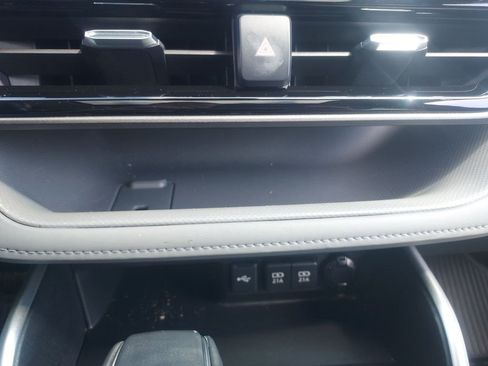 Used 2020 Toyota Highlander XLE AWD/4WD image 19