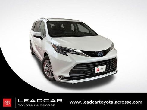 Used 2024 Toyota Sienna Platinum image 1