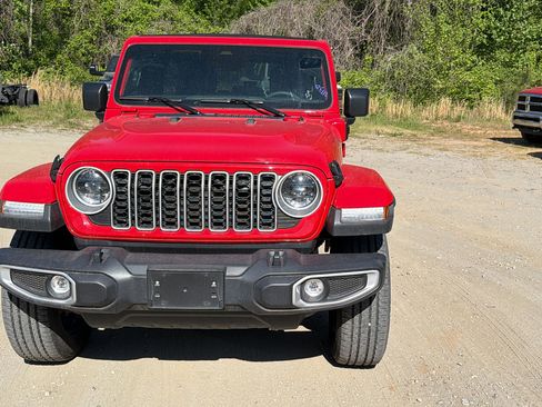 Used 2025 Jeep Wrangler Unlimited Sahara w/ Safety Group AWD/4WD image 3