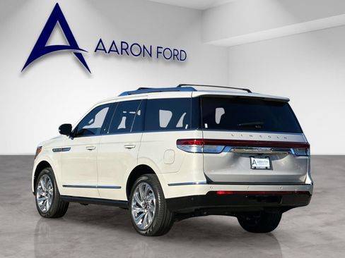 Used 2024 Lincoln Navigator Reserve image 3