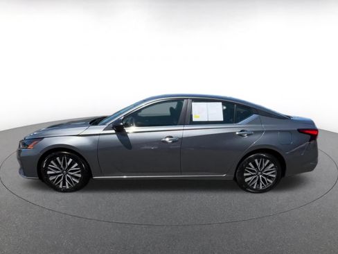 Used 2025 Nissan Altima 2.5 SV FWD image 8