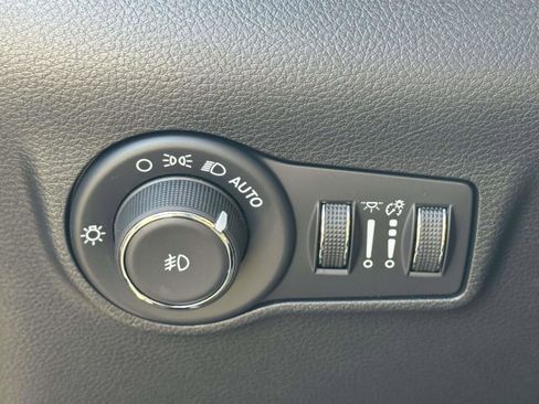 Used 2025 Jeep Compass Limited w/ Sun & Sound Group AWD/4WD image 19