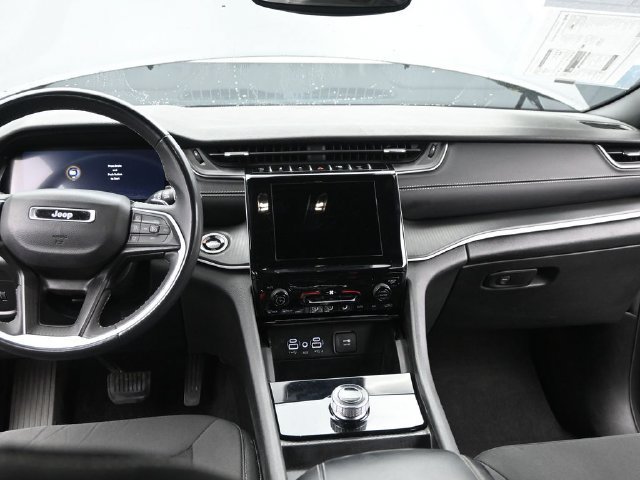 Used 2024 Jeep Grand Cherokee Laredo AWD/4WD image 24
