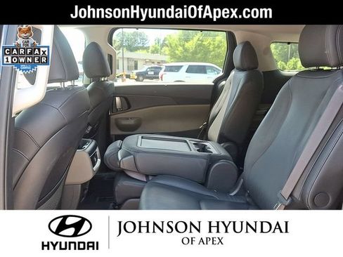 Used 2025 Kia Carnival EX FWD image 23