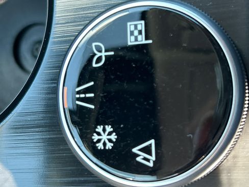 Used 2025 Nissan Rogue S AWD/4WD image 17