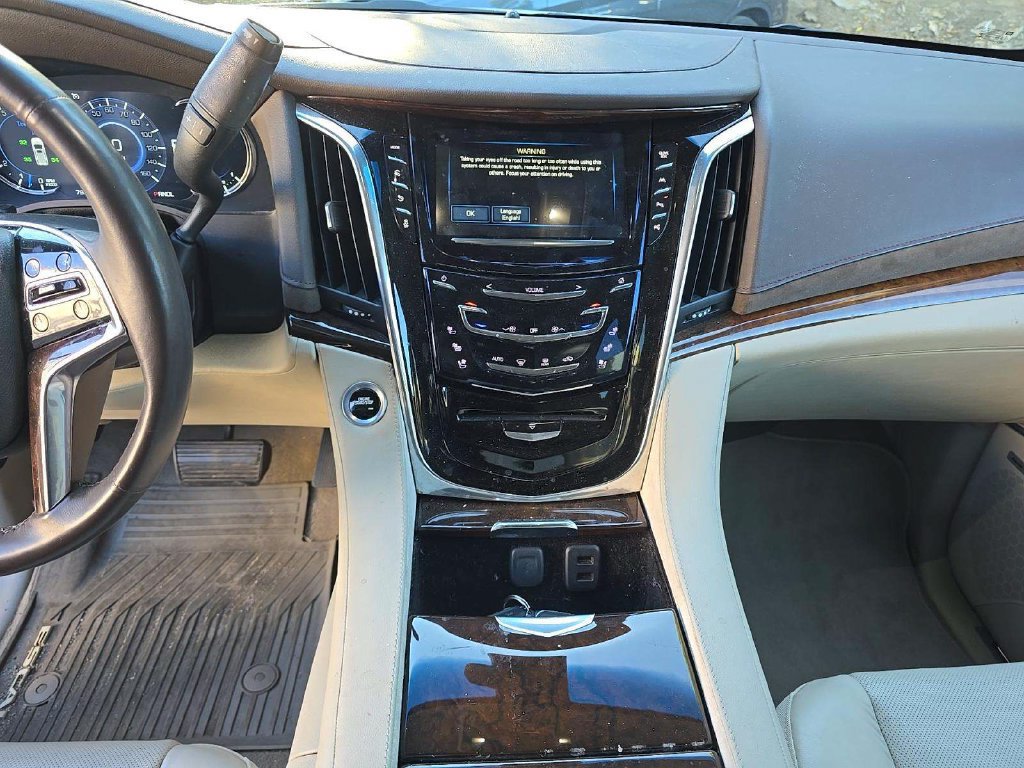 Used 2017 Cadillac Escalade Luxury AWD/4WD image 3