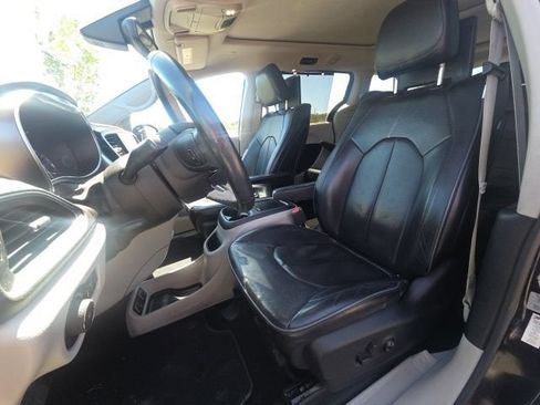 Used 2017 Chrysler Pacifica Limited w/ UConnect Theater Package FWD image 27