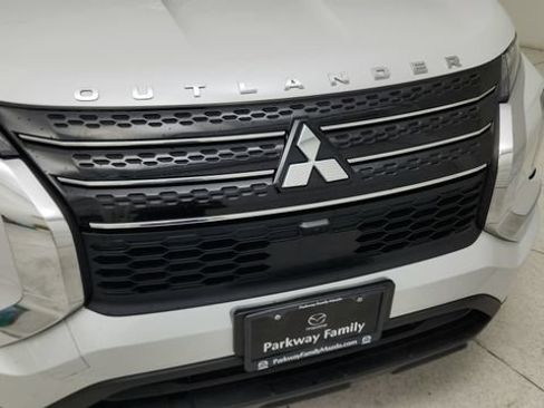 Used 2023 Mitsubishi Outlander ES FWD image 29