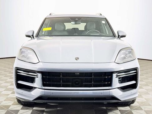 Used 2025 Porsche Cayenne Turbo AWD/4WD image 2