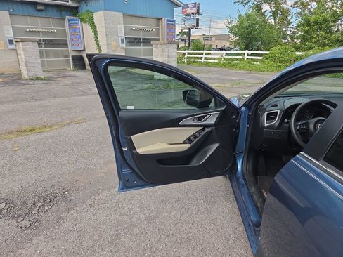 Used 2018 MAZDA MAZDA3 Sport w/ Preferred Equipment Package FWD image 17