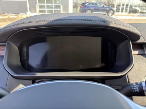 Used 2025 Land Rover Discovery S image 12