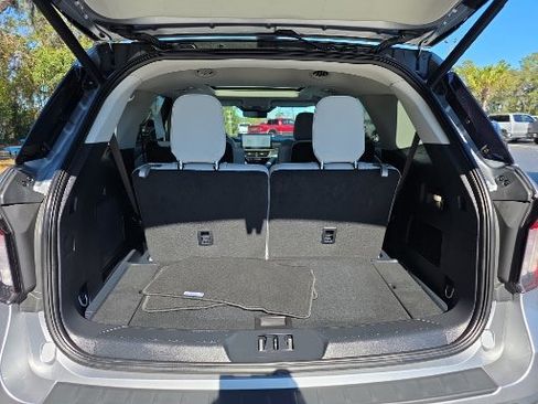 Certified 2025 Ford Explorer Platinum w/ Ultimate Package image 21