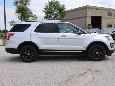 Used 2017 Ford Explorer XLT w/ Equipment Group 202A AWD/4WD image 7