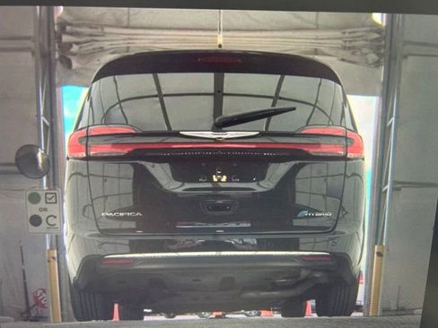 Used 2023 Chrysler Pacifica Touring-L FWD image 13