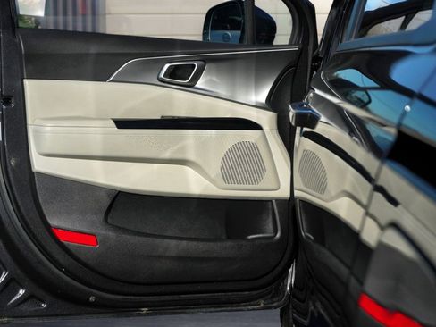 Used 2024 Kia Carnival LX image 14