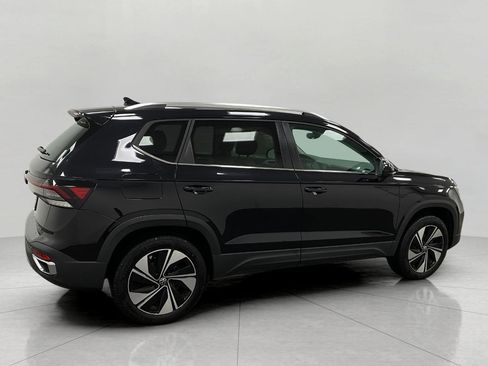 Used 2025 Volkswagen Taos SE AWD/4WD image 3
