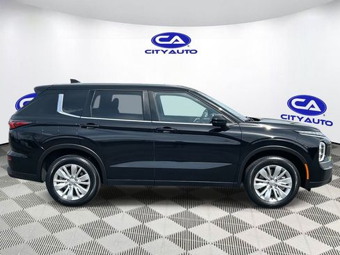 Used 2025 Mitsubishi Outlander ES image 2