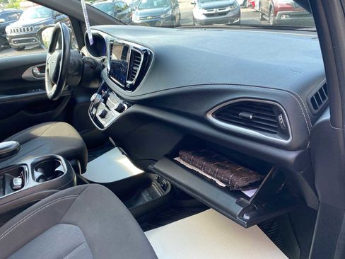 Used 2021 Chrysler Pacifica Touring w/ Uconnect Theater Family Group AWD/4WD image 30