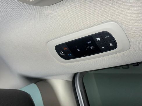 Used 2018 Chrysler Pacifica Touring-L w/ Premium Audio Group FWD image 24
