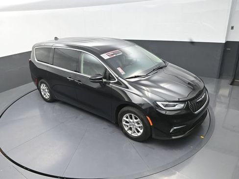 Used 2023 Chrysler Pacifica Touring-L FWD image 11