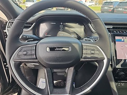 Used 2025 Jeep Grand Cherokee Limited w/ Black Appearance Package image 15