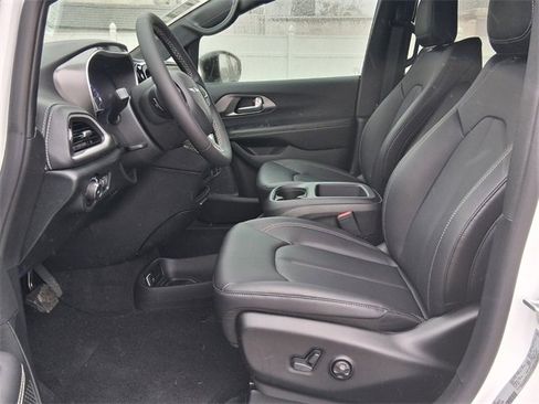 Used 2026 Chrysler Pacifica Select image 10