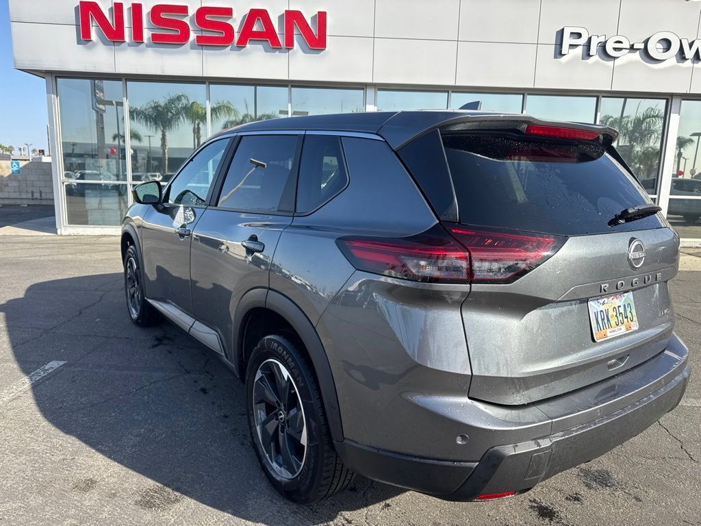 Used 2026 Nissan Rogue SV AWD/4WD image 2