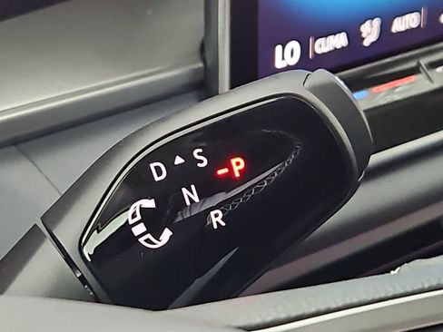 New 2025 Volkswagen Tiguan SE image 32