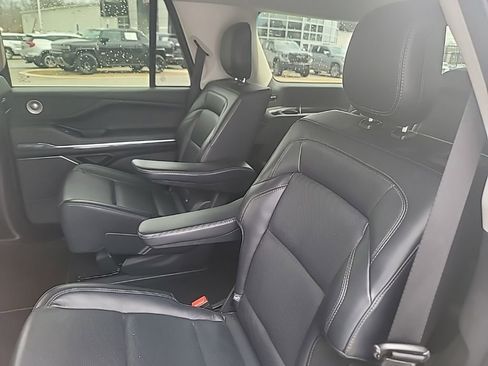 Used 2025 Lincoln Navigator Reserve image 13