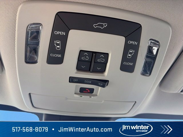 Used 2025 Toyota Sienna XLE FWD image 32