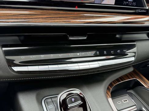 Used 2021 Cadillac Escalade Premium Luxury AWD/4WD image 33
