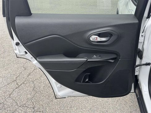 Used 2019 Jeep Cherokee Latitude Plus image 9