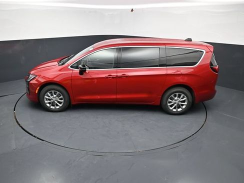 New 2027 Chrysler Pacifica Select AWD/4WD image 44