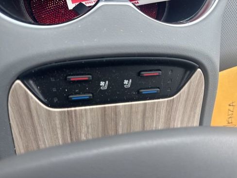 Used 2024 Toyota Venza Limited image 16