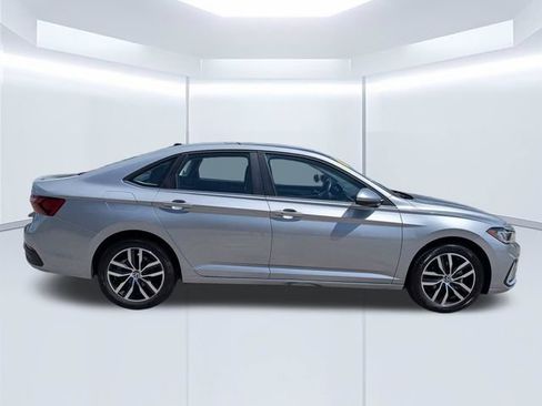 Used 2025 Volkswagen Jetta SE FWD image 3