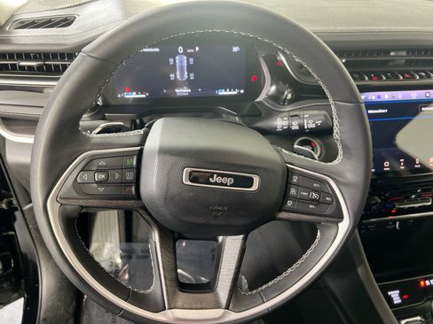 Used 2023 Jeep Grand Cherokee Limited w/ Black Appearance Package AWD/4WD image 11