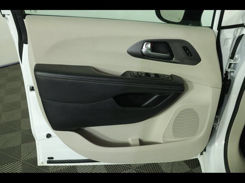 Used 2024 Chrysler Pacifica Touring-L FWD image 22