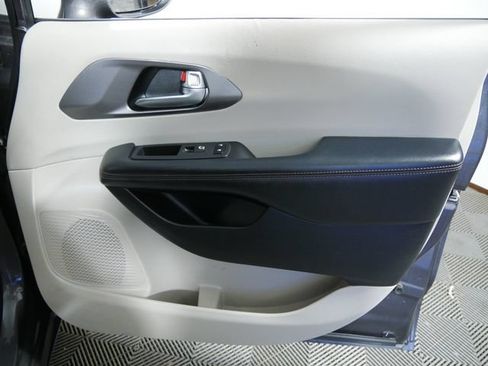 Used 2020 Chrysler Pacifica Touring-L Plus FWD image 10
