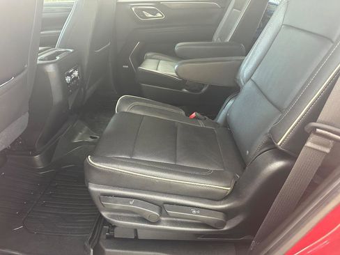 Used 2023 GMC Yukon SLT w/ SLT Premium Package image 18