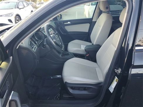Used 2018 Volkswagen Tiguan SE image 17