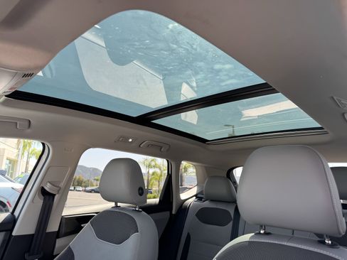 Used 2023 Volkswagen Taos SE w/ Panoramic Sunroof Package FWD image 31