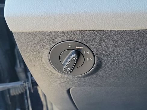 Certified 2023 Volkswagen Taos SE FWD image 28