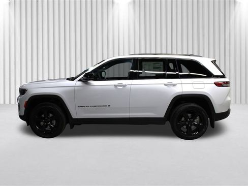 New 2025 Jeep Grand Cherokee Altitude image 7
