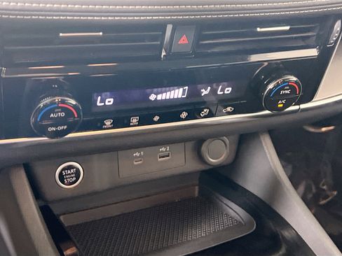 Used 2021 Nissan Rogue SV image 15