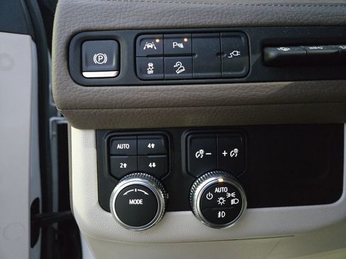 Used 2021 GMC Yukon XL Denali image 25