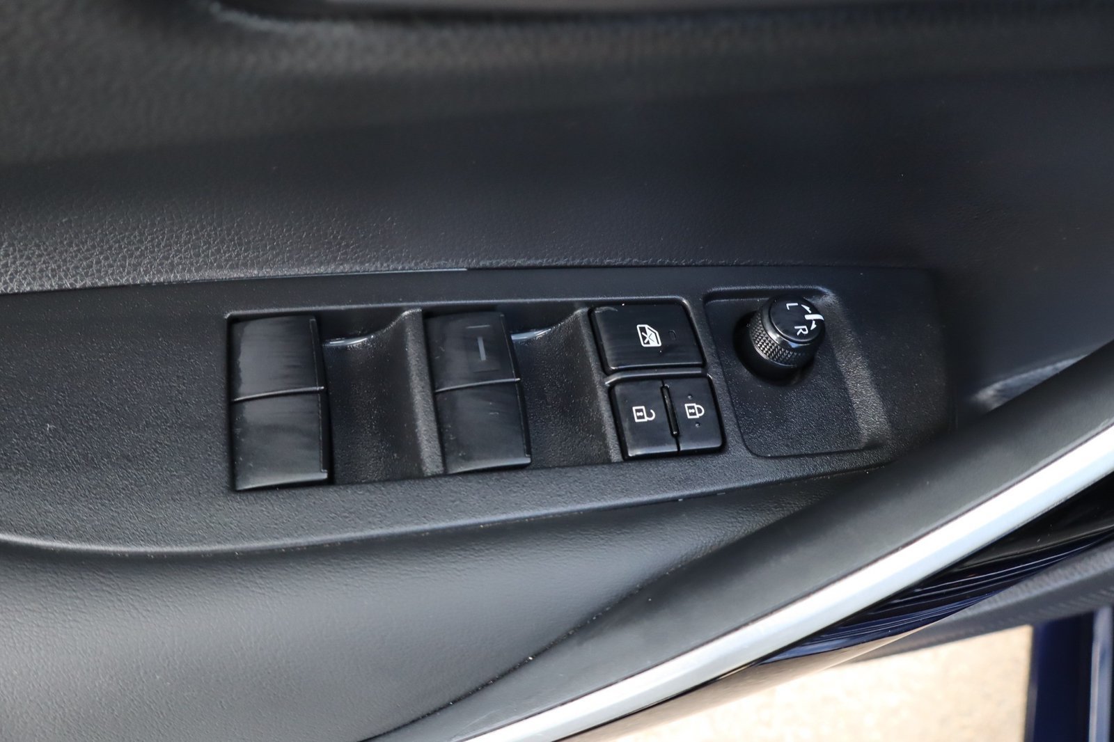 Used 2022 Toyota Corolla LE w/ Premium Interior Package FWD image 19
