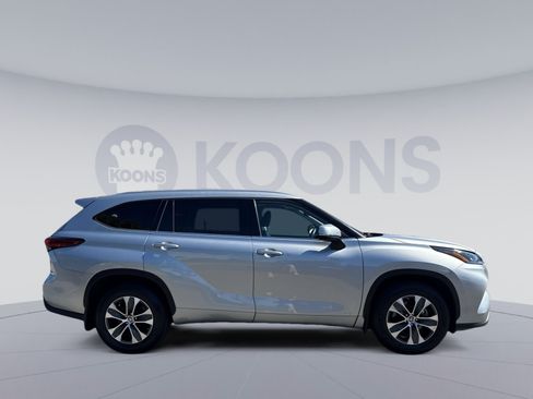 Used 2022 Toyota Highlander XLE AWD/4WD image 8