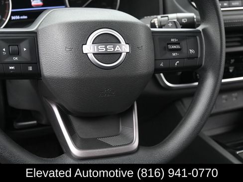 Used 2025 Nissan Rogue S AWD/4WD image 15