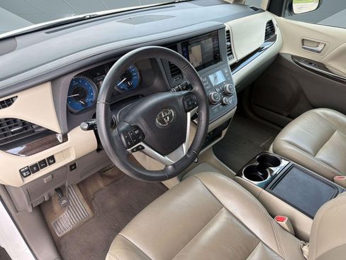 Used 2017 Toyota Sienna XLE w/ XLE Navigation Package FWD image 4